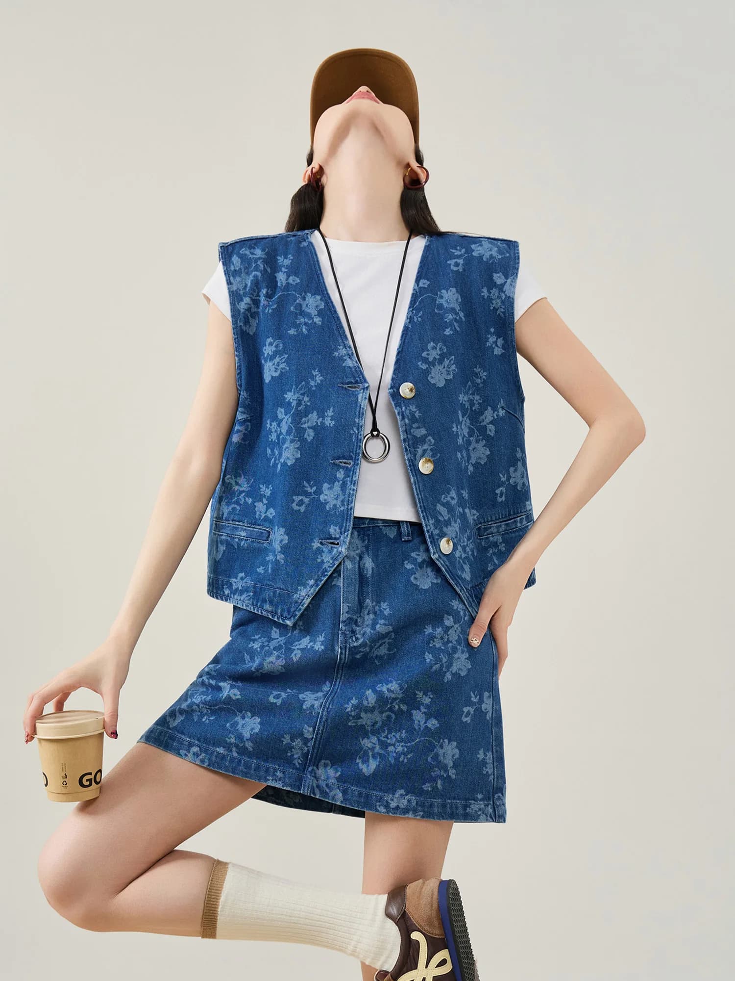 Completo due pezzi casual da donna: gilet e gonna in denim blu vintage con stampa floreale a V, stile svel.
