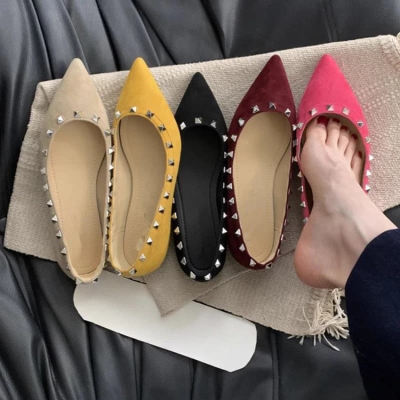 Mocassini da donna con borchie, a punta, in pelle liscia opaca, eleganti con rivetti, scarpe casual da passeggio per feste, taglie forti