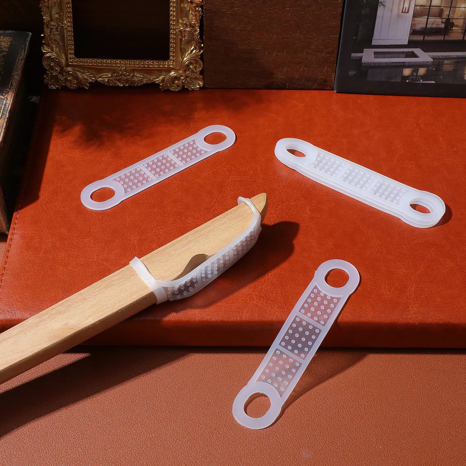 50 Pezzi Strisce Antiscivolo in Silicone Trasparente Adesive per Appendiabiti, Nastro Adesivo per Vestiti, Accessori per Armadi, Previene lo Scivolamento di Canotte e Top