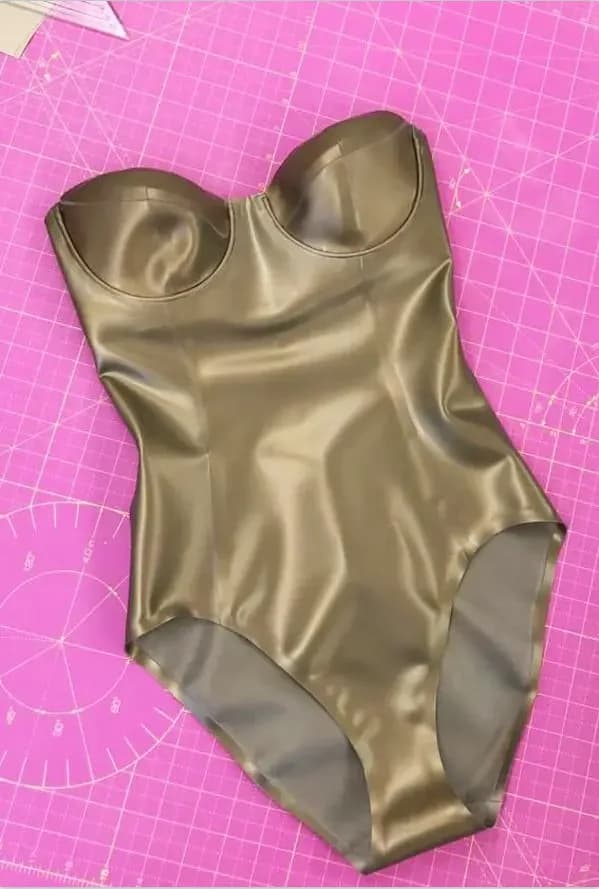 Catsuit Sexy in Latex per Donne Adulte, Body in Gomma con Gambe Scoperte, Costume da Bagno con Coppe a Reggiseno, Tuta Zentai Personalizzabile per Feste e Cosplay