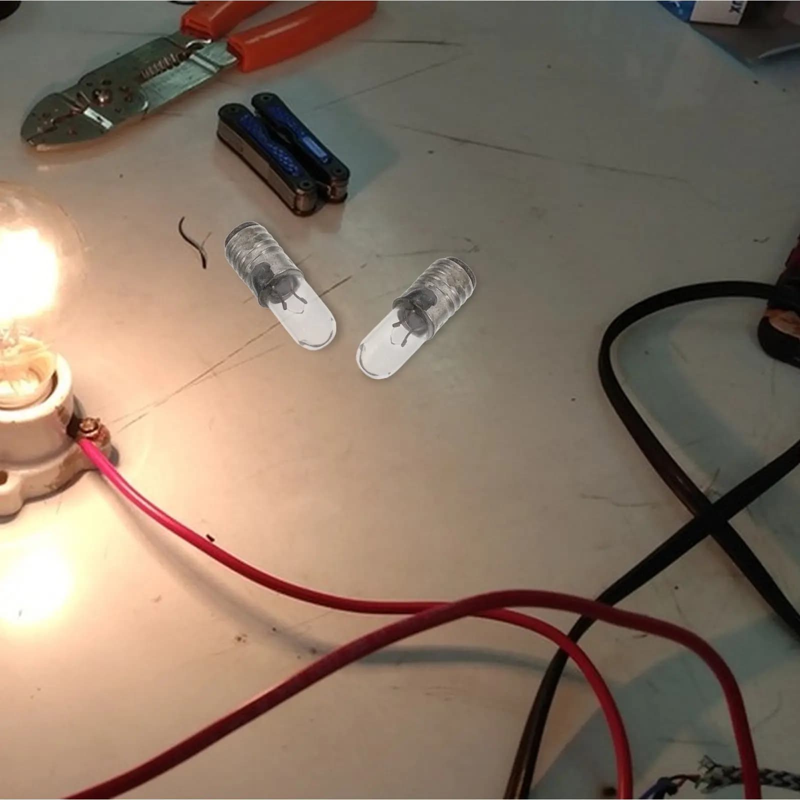 10 Pezzi Mini Lampadine E5 2.5V con Base a Vite, Piccole ed Efficienti per Microscopi, Laboratori, Esperimenti Scientifici, Tester e Apparecchiature Sottovuoto