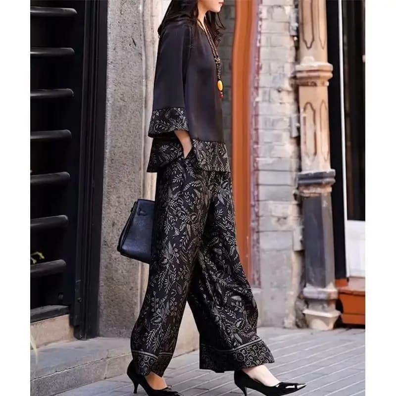 2024 Female Summer Suit New Heavy Industry Bead Embroidery Short Sleeves T-Shirt + Small Feet Hole Jeans Women's Two-piece Set