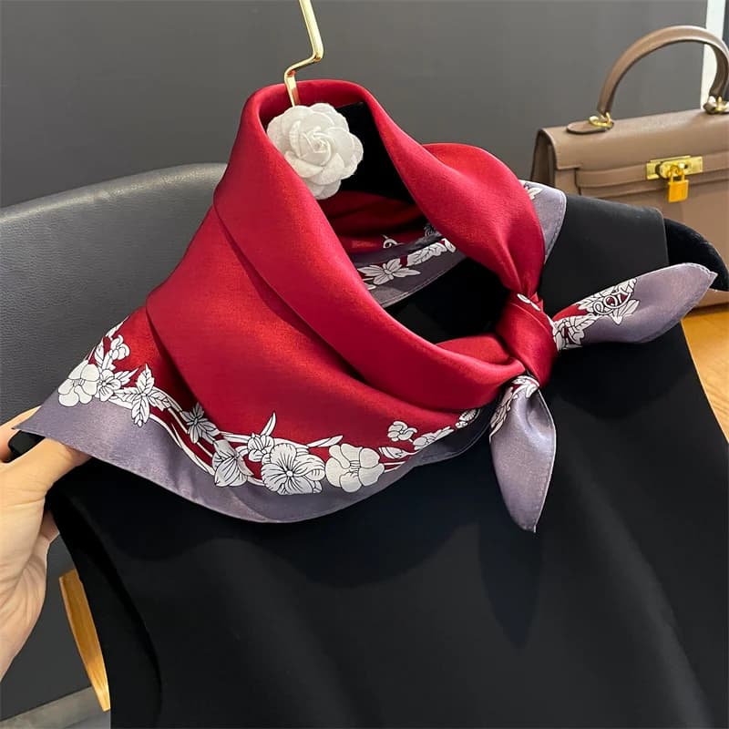 2024 Luxury Print 100% sciarpa di seta donna stampa piccola cravatta al collo femminile nuova fascia per capelli Wirst Bandna Foulard fazzoletto Echarpe
