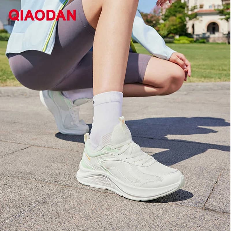 QIAODAN Scarpe da corsa da donna 2025 Scarpe sportive traspiranti in mesh estivo Scarpe da ginnastica leggere per allenamento fitness da palestra QXB0222512