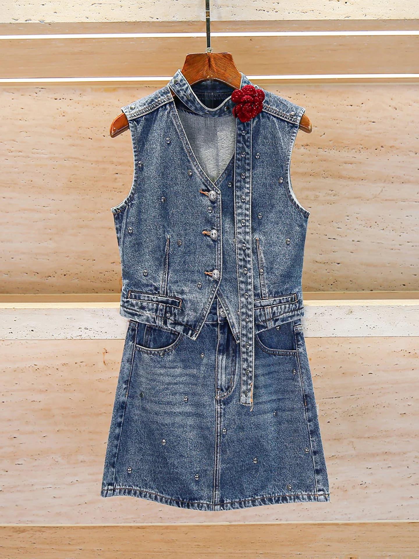 Completo estivo da donna di alta gamma: top gilet in denim con rivetti e scollo a V e gonna coordinata in fibra di poliestere con chiusura a bottoni - Set due pezzi
