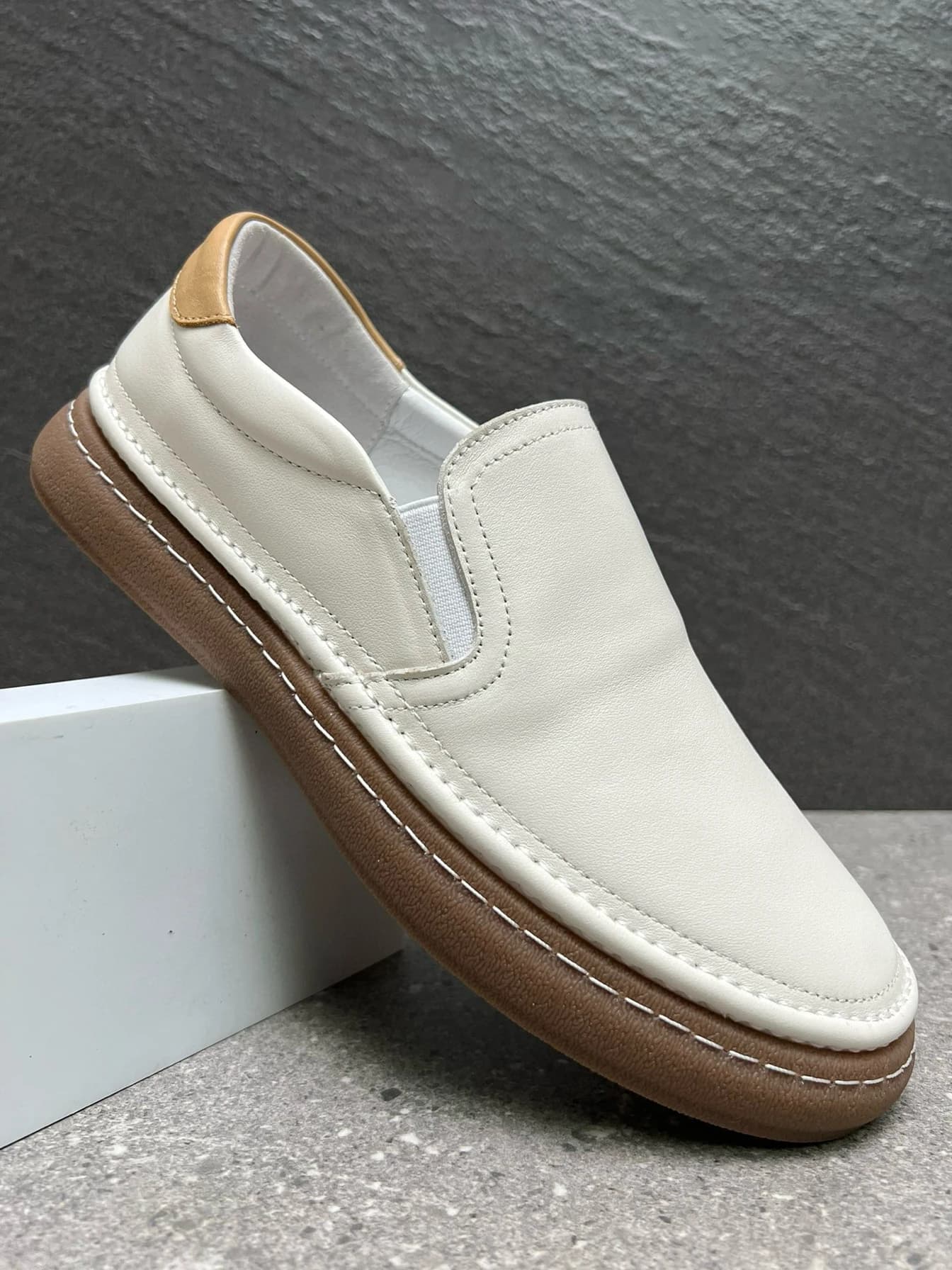 Mocassini Casual da Uomo Slip-On in Pelle Bovina Traspirante, Comodi Sneakers Bianche Primavera Estate con Suola in Gomma Resistente