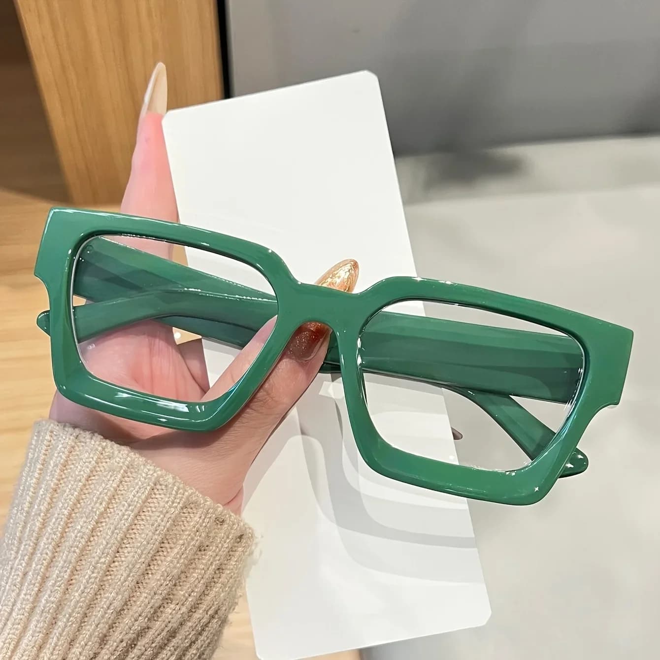 Un paio di occhiali da donna minimalisti con montatura quadrata in PC, senza prescrizione, dal design semplice, robusto e ampio.