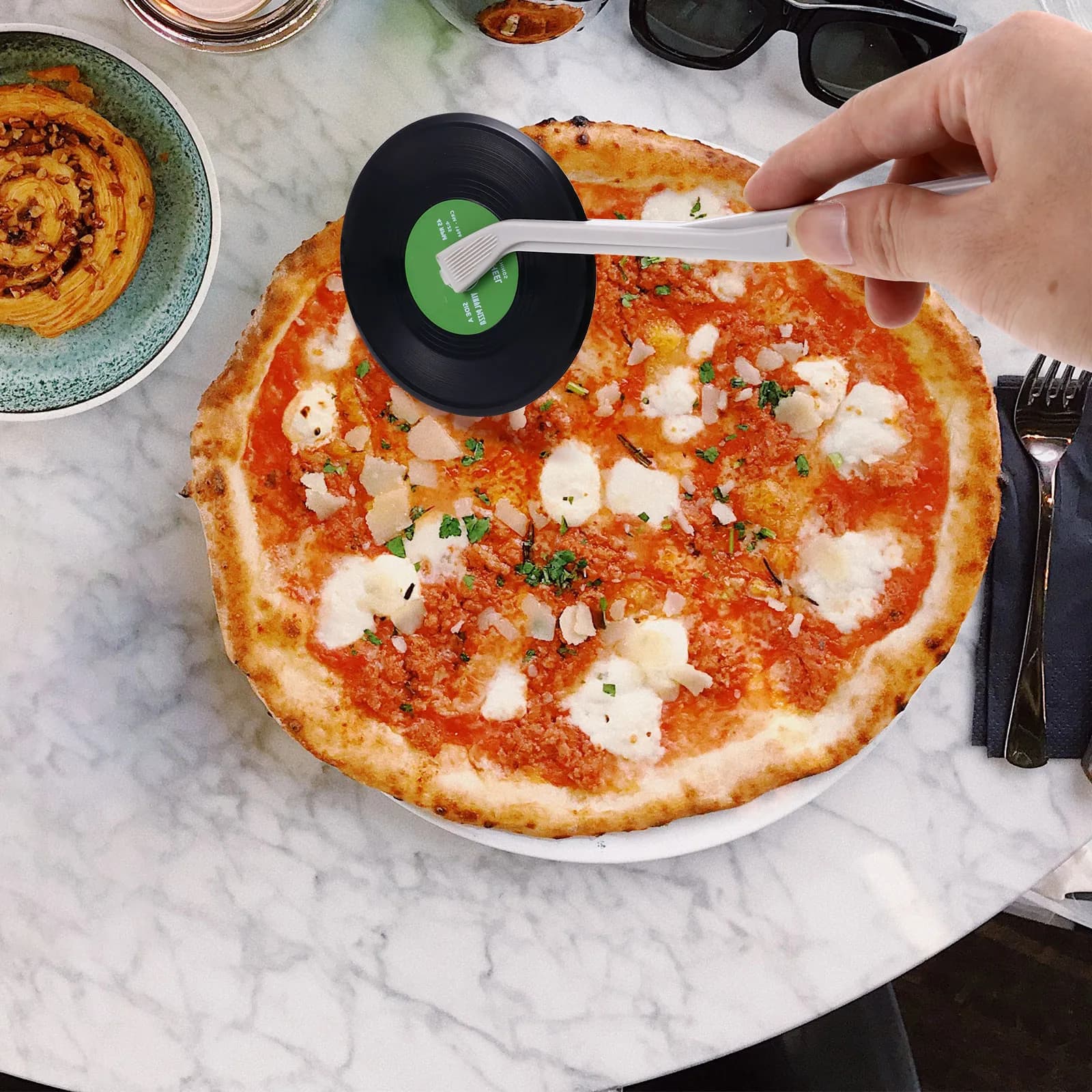 1Pcs Pizza Slicer Premium Silicone Plastic Material Creative Vinyl Record Design Sharp Serrated Wheel Kitchen Pizza Cutter Tool