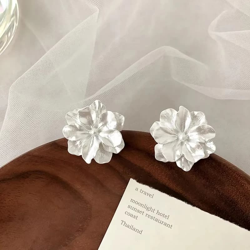 Orecchini a Perno con Fiore Bianco per Donne, Orecchini Floreali Pieghevoli in Acrilico, Gioielli per Orecchie in Stile Giapponese
