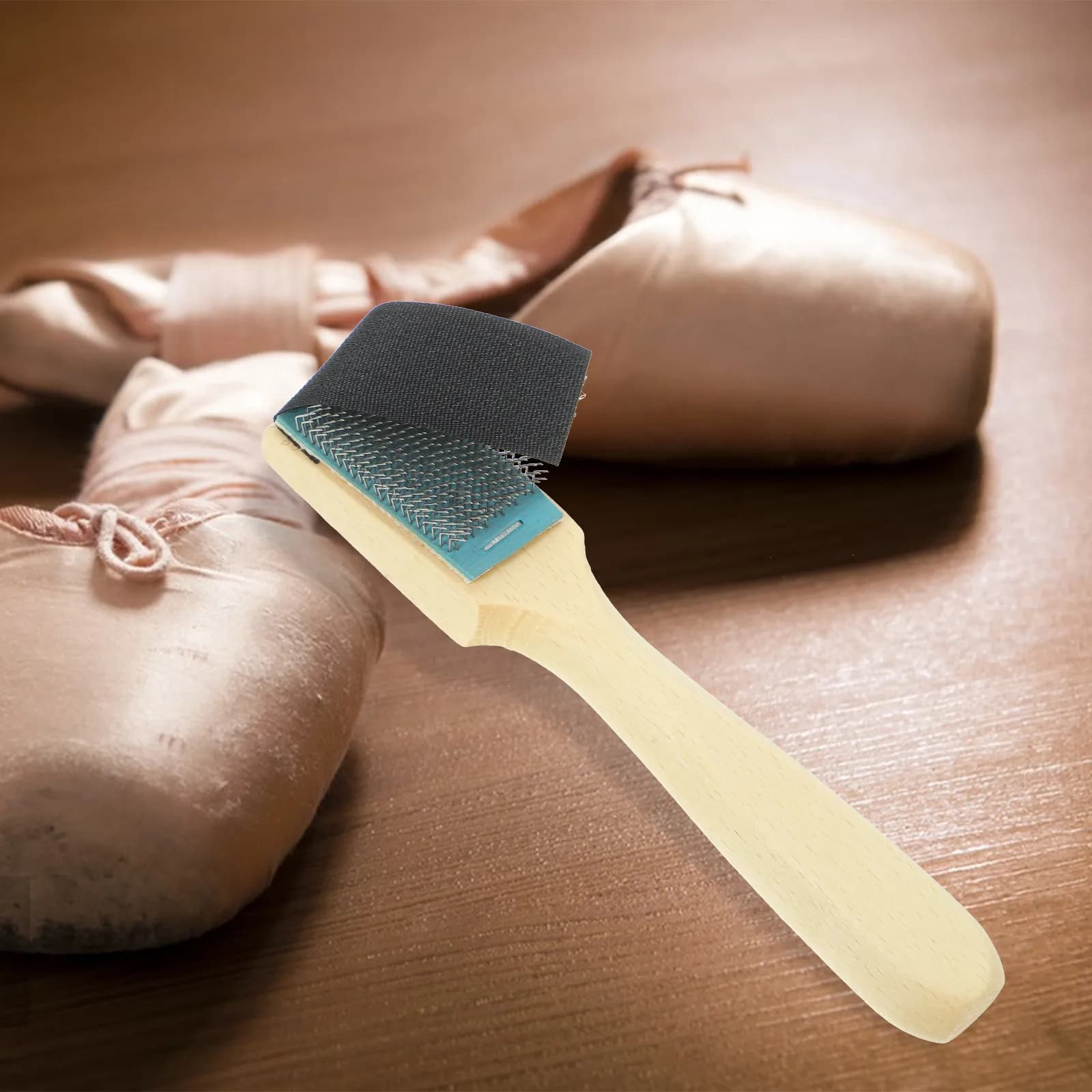Spazzola per la pulizia delle scarpe da ballo con setole metalliche, manico in legno, strumento per la pulizia della suola delle scarpe da ballo latino americano e da sala.