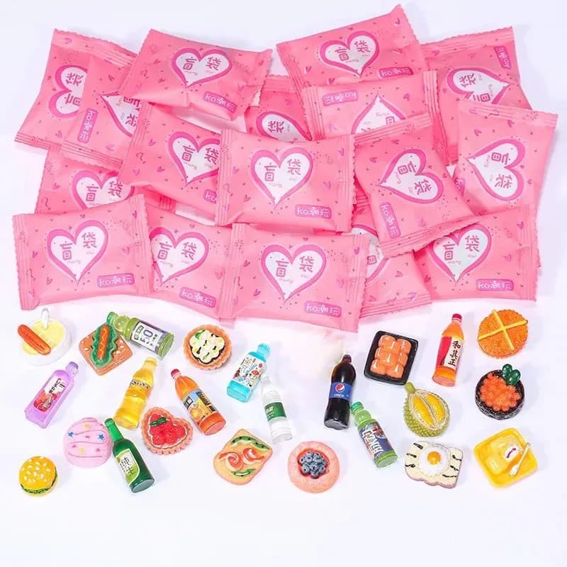 Giocattoli in Miniatura a Tema Cibo, Modellini Assortiti, Snack e Bevande Simulati, Bottiglie di Vino, Gioielli e Piccoli Ornamenti
