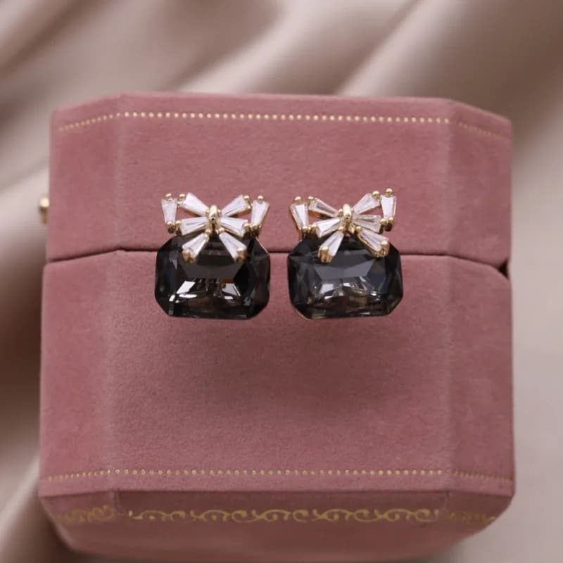 Nuovi gioielli di moda coreani di design Orecchini in zircone con fiocco in cristallo grigio quadrato placcato oro 14 carati Accessori da lavoro quotidiano da donna eleganti