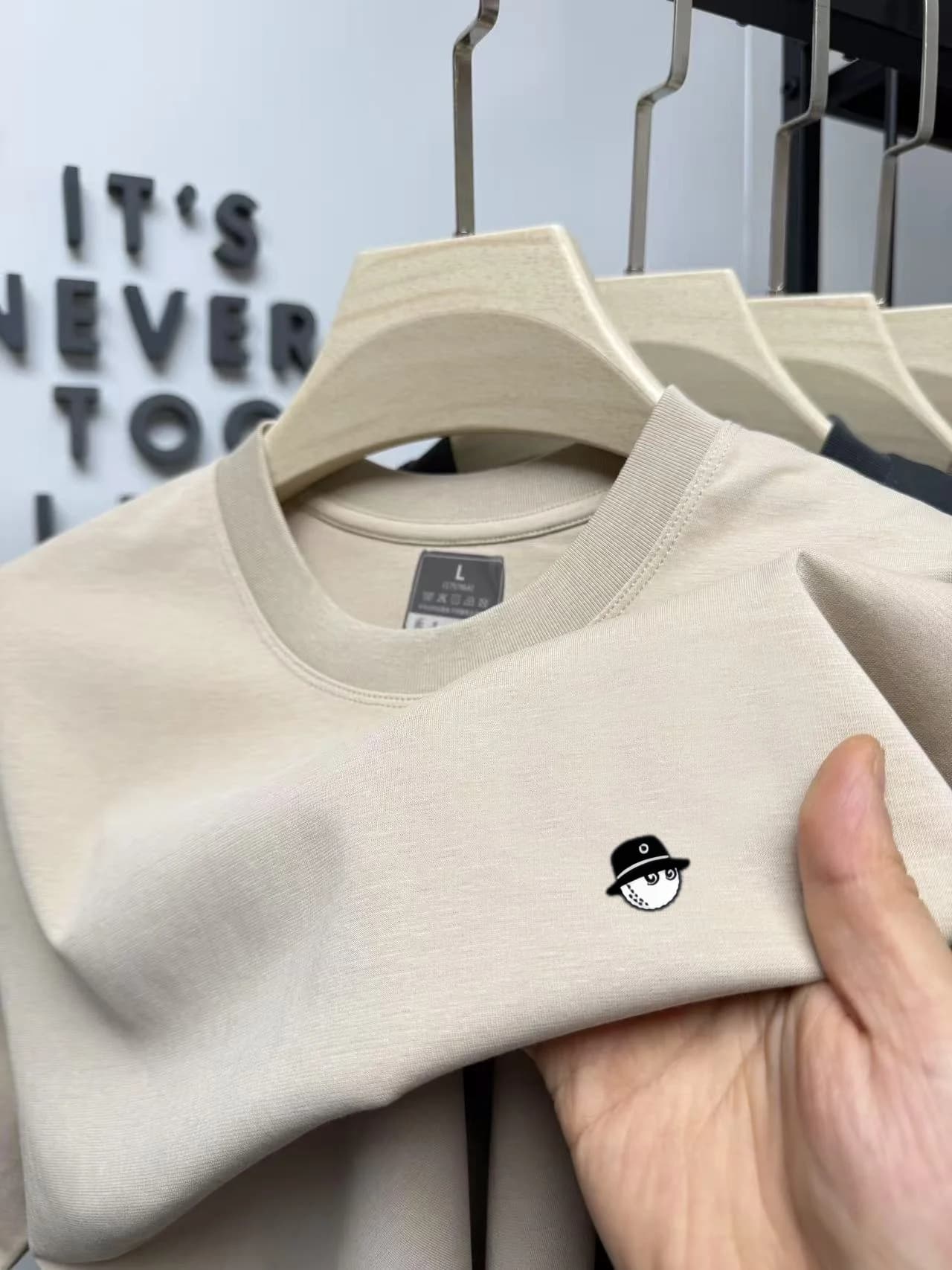 T-shirt estiva da uomo con testa di bambola ricamata, girocollo, maniche corte, comoda per il quotidiano, traspirante e delicata sulla pelle.