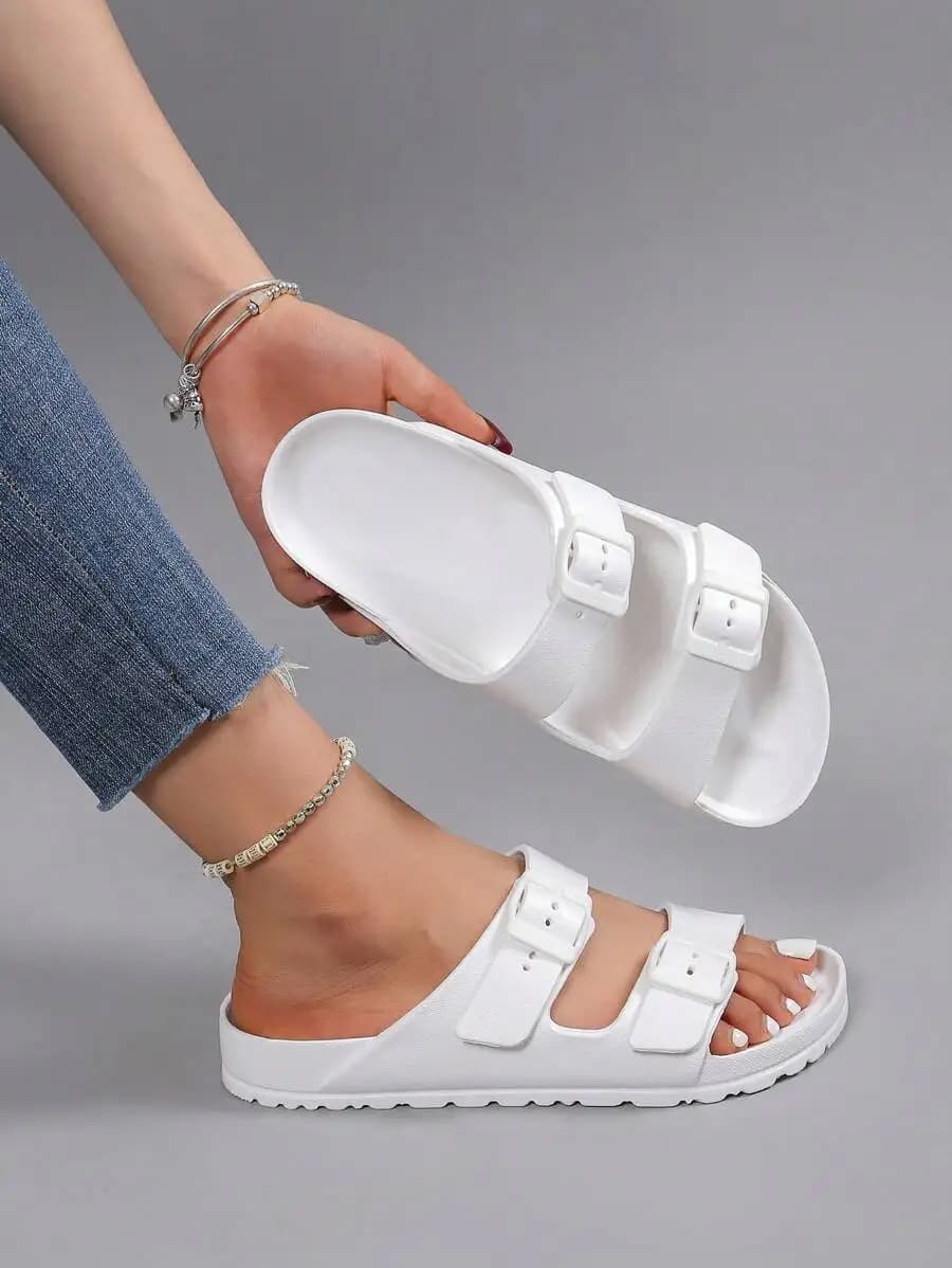 Sandali piatti beige alla moda da donna, ciabatte leggere in EVA con doppia fibbia regolabile e morbido cuscino, antiscivolo e resistenti per l'uso all'aperto/in spiaggia