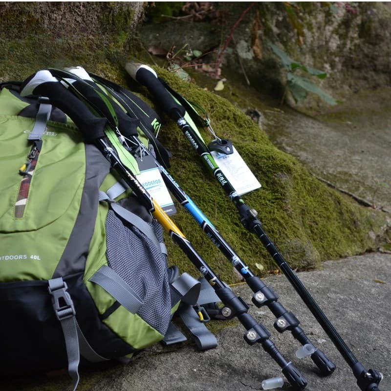 Bastoncini da Trekking in Fibra di Carbonio, Telescopici Pieghevoli con Blocco Esterno, Set da 3 Pezzi, Leggeri, Antiurto, con Punta in Carbonio