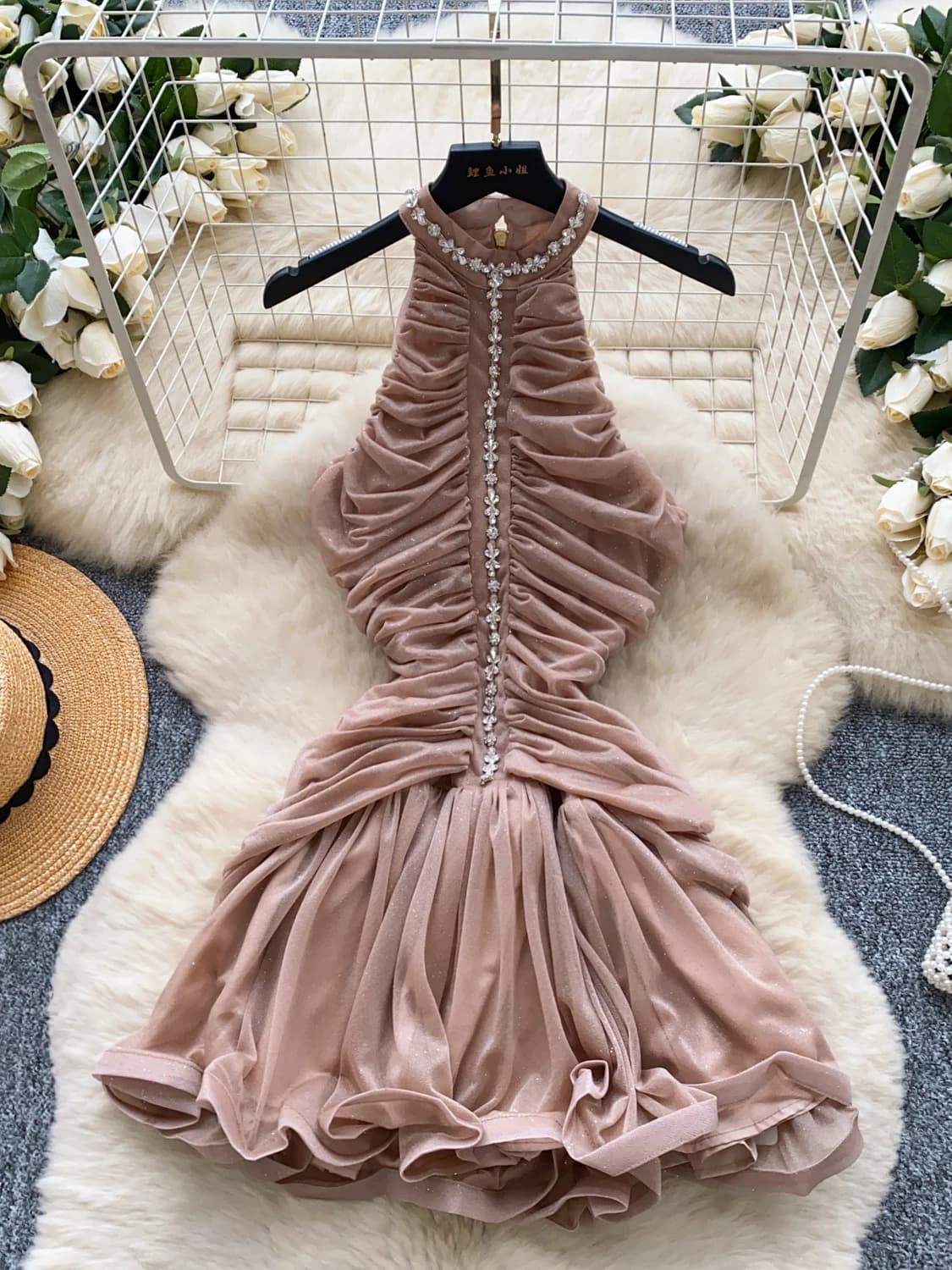 Abito da donna elegante estivo con scollo tempestato di diamanti, gonna a balze con lavorazione artigianale, vita alta, linea ad A, per matrimoni e banchetti