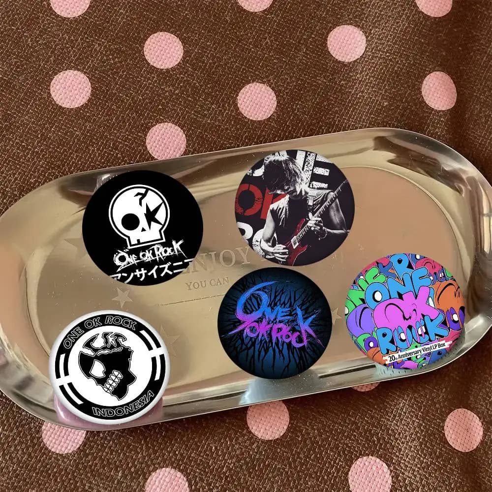 1 pezzo di spilla con logo ONE OK ROCK in stile cartone animato, decorazione per zaino, spilla rotonda smaltata per accessori