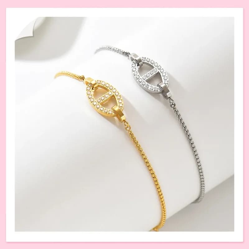 Bracciale con Catena Fine e Fibbia Ovale Incastonata di Diamanti, Oro e Acciaio Bicolore + Design Unico con Chiusura a Diamante Scintillante di Lusso