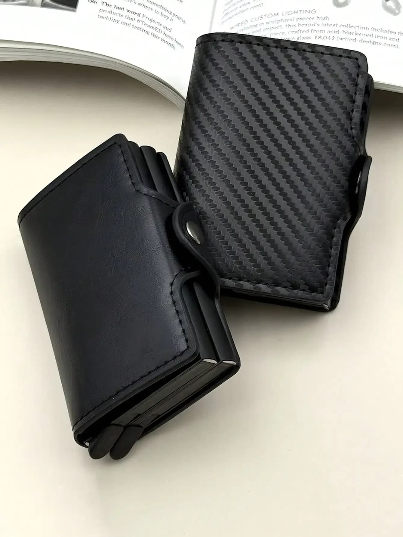 Portafoglio Porta Carte da Uomo alla Moda, in Pelle PU Effetto Fibra di Carbonio con Chiusura Magnetica e Doppio Scomparto, Blocco RFID, Custodia per Carte in Lega di Alluminio, Antifurto e Antimagnetizzazione, Porta Carte Formale/Business, Idee Regalo per San Valentino