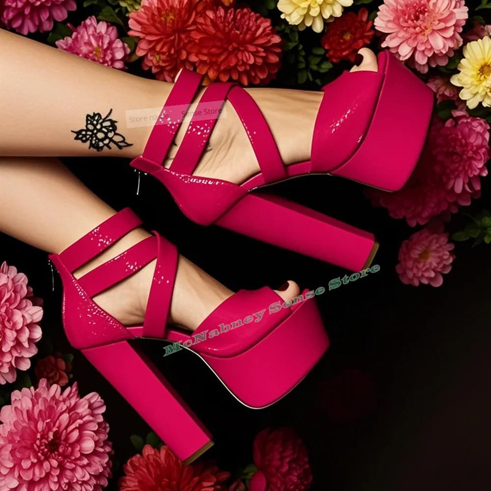 Peep Toe Sandali con suola spessa Piattaforma Tacchi alti robusti Fibbie solide Cinghie Sandali Scarpe sexy da donna Designer per feste estive Nuovo