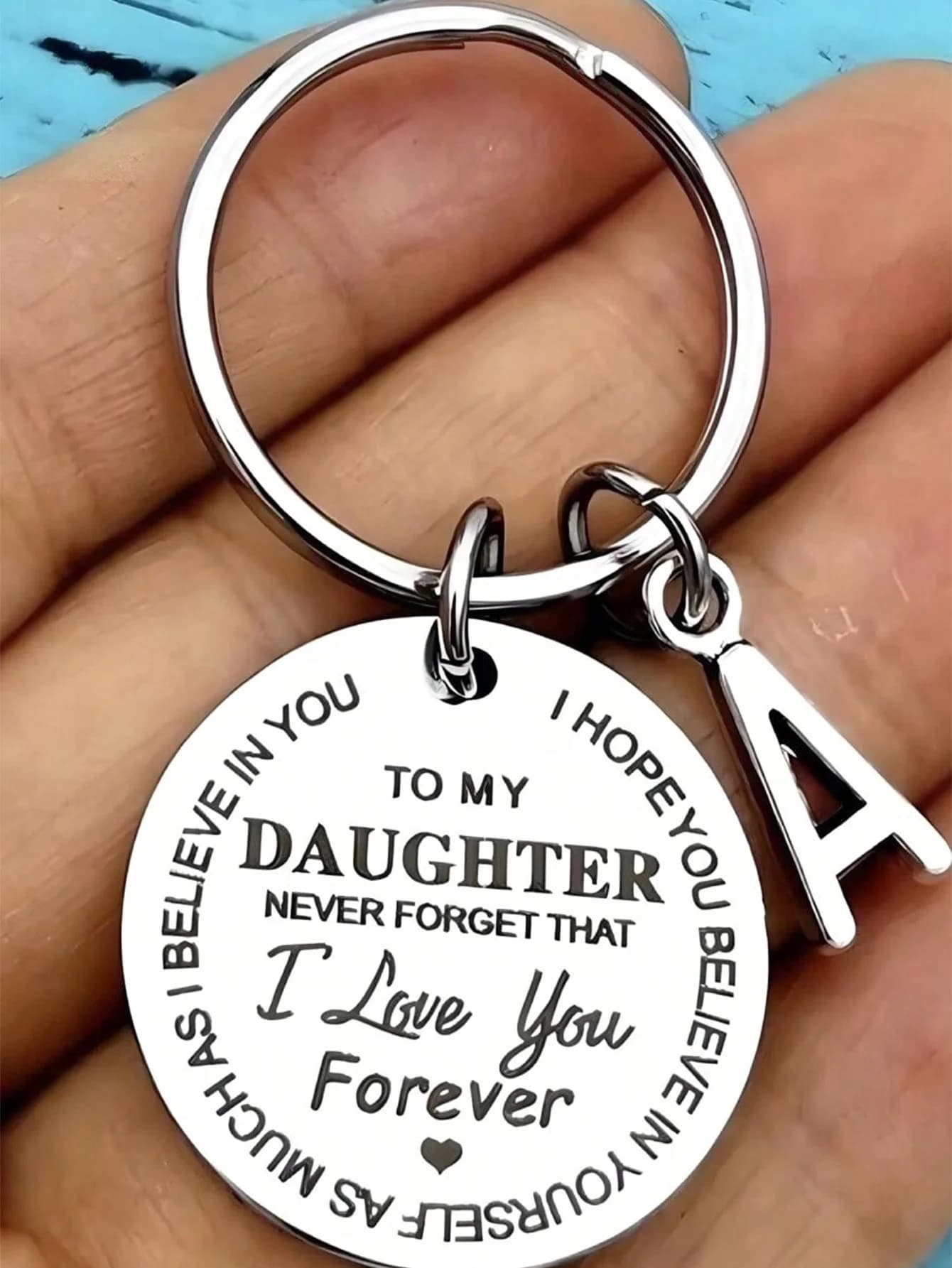 1 portachiavi con ciondolo a forma di prima lettera (A-Z) della serie DAUGHTER con incisione laser circolare in acciaio inossidabile