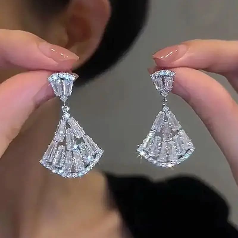 Nuovo prodotto: orecchini con strass, piccolo ventaglio geometrico da donna, stile di fascia alta, accessori in stile trendy e cool