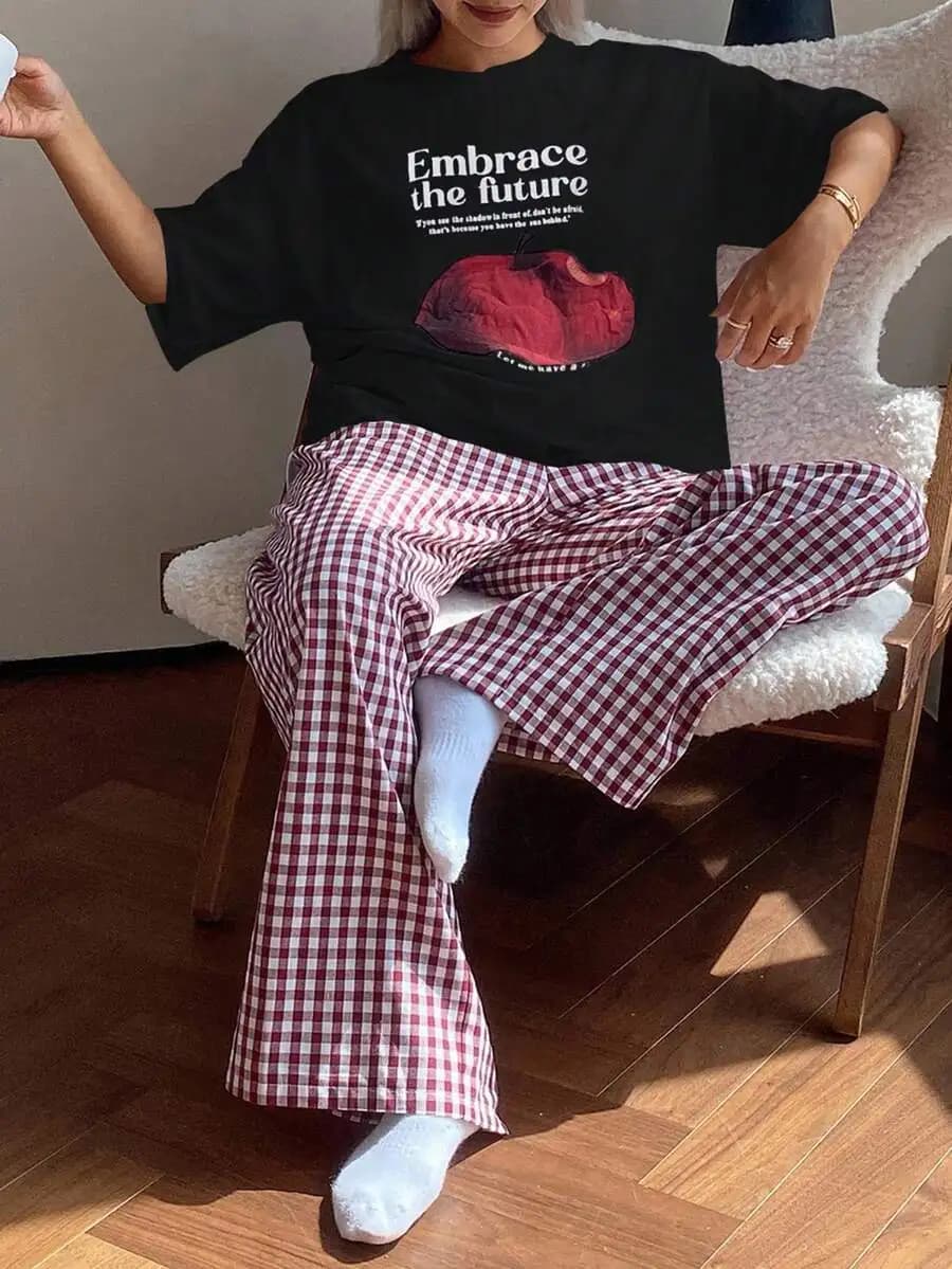 Set pigiama da donna con t-shirt ampia con stampa di lettere e pantaloni pigiama a gamba dritta a quadri