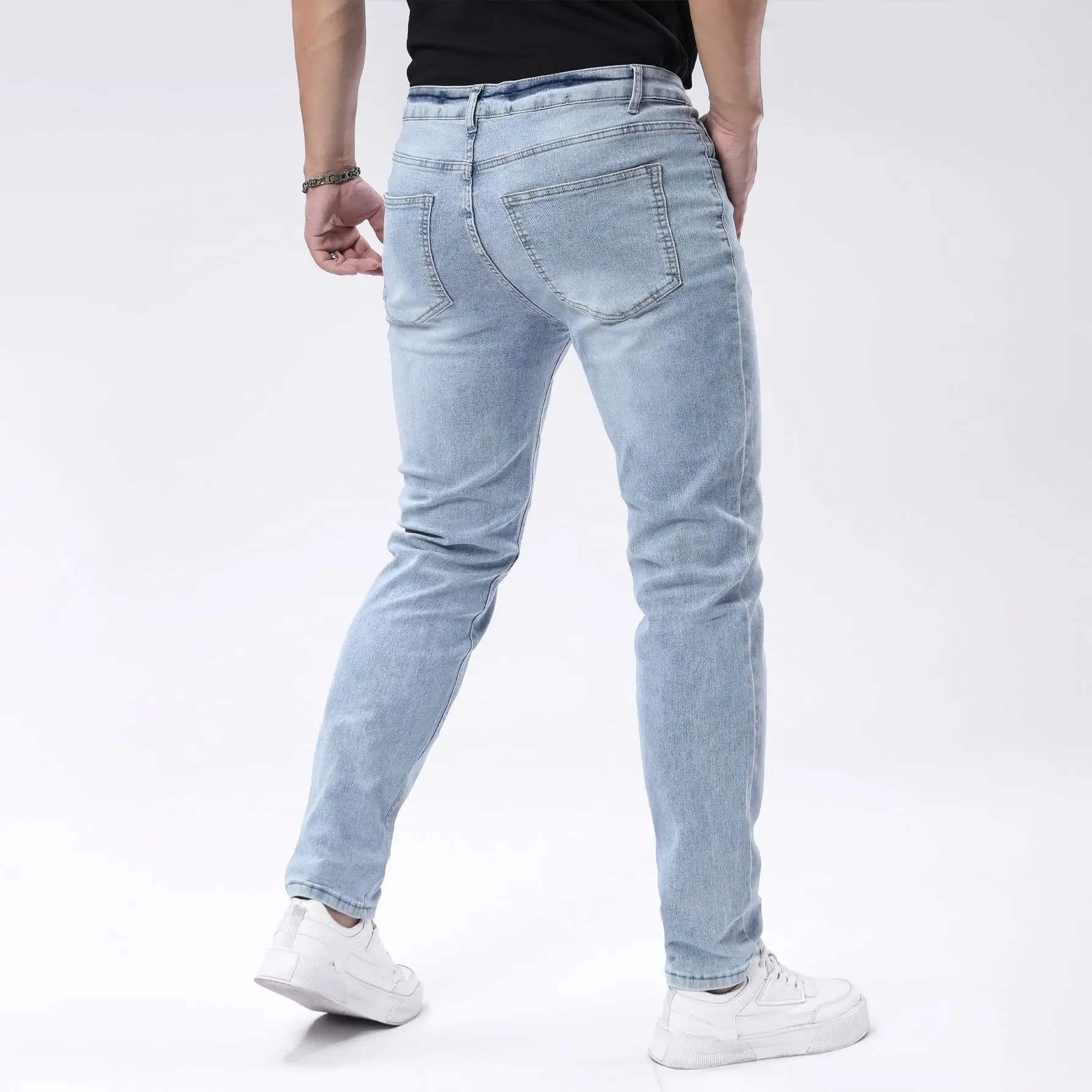 I nuovi jeans da uomo Four Seasons in denim elastico sembrano jeans da uomo slim e slim