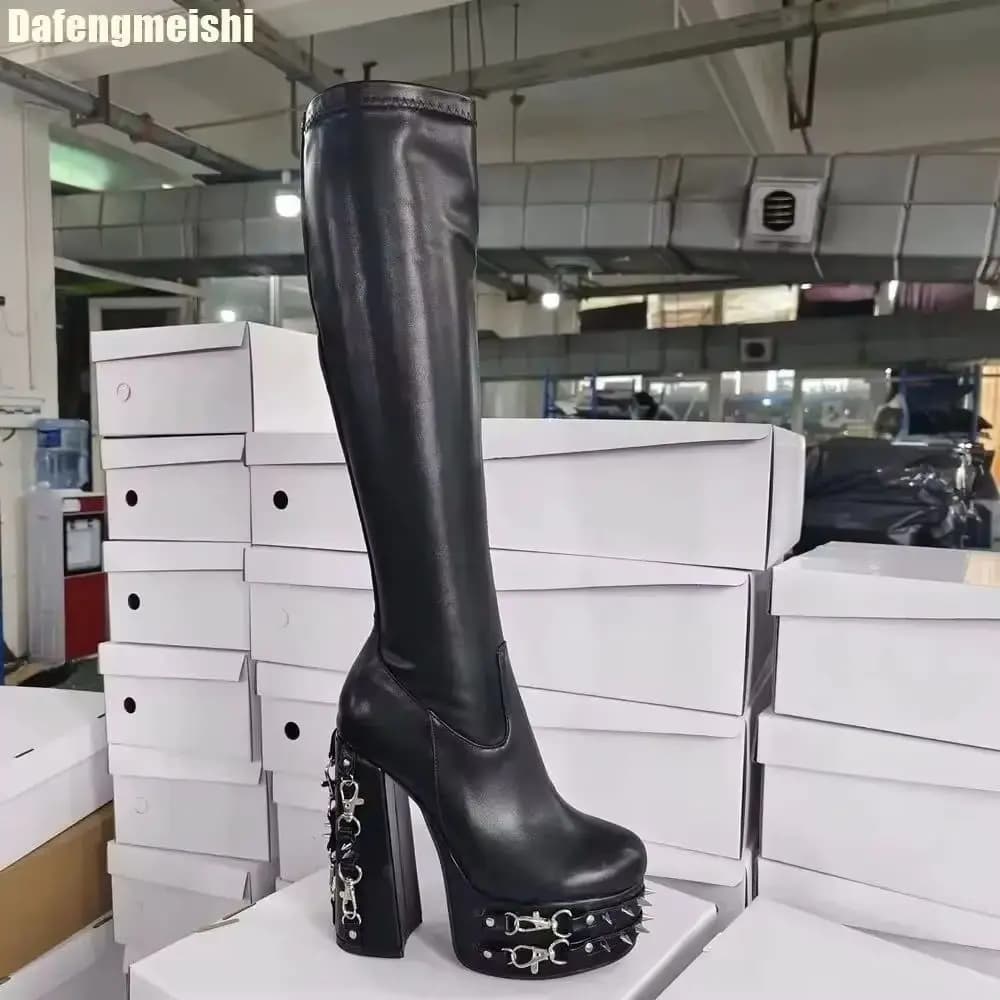 Stivali al ginocchio con plateau e rivetti, invernali 2026, punta tonda, cerniera laterale, stivali lunghi alla moda, in pelle nera opaca, stile punk
