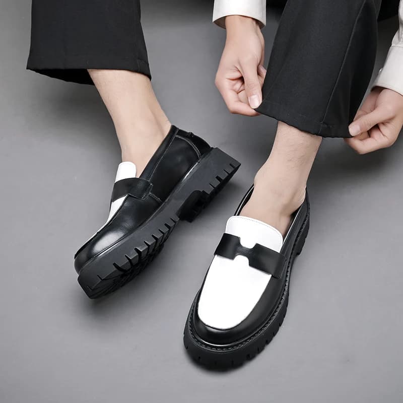 2025 Nuove scarpe in pelle da uomo in stile britannico, scarpe in pelle a righe bianche e nere, mocassini slip-on pigri rialzati con suola spessa