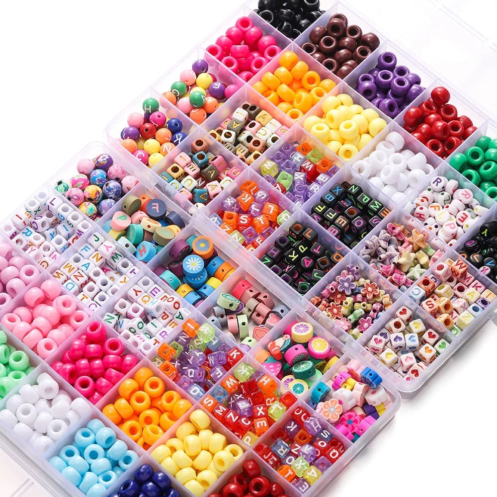 1 scatola di perline acriliche colorate a forma di quadrato con lettere in argilla, perline distanziatrici per kit di accessori per la creazione di braccialetti e collane fai da te.