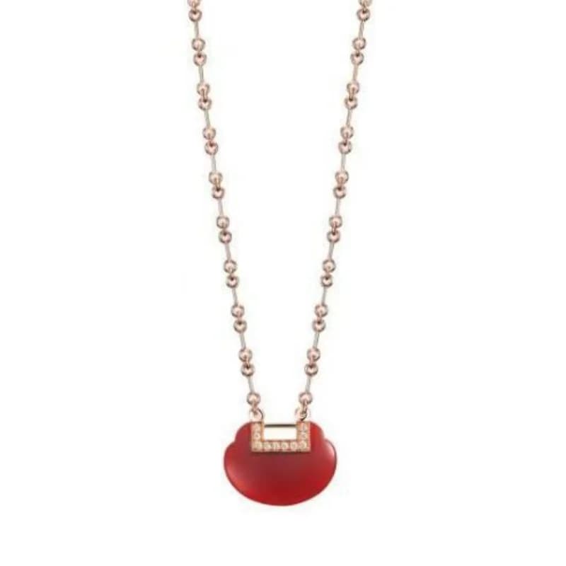 Collana con Ciondolo Ruyi in Oro Rosa con Agata Rossa e Chiusura Decorata con Diamanti