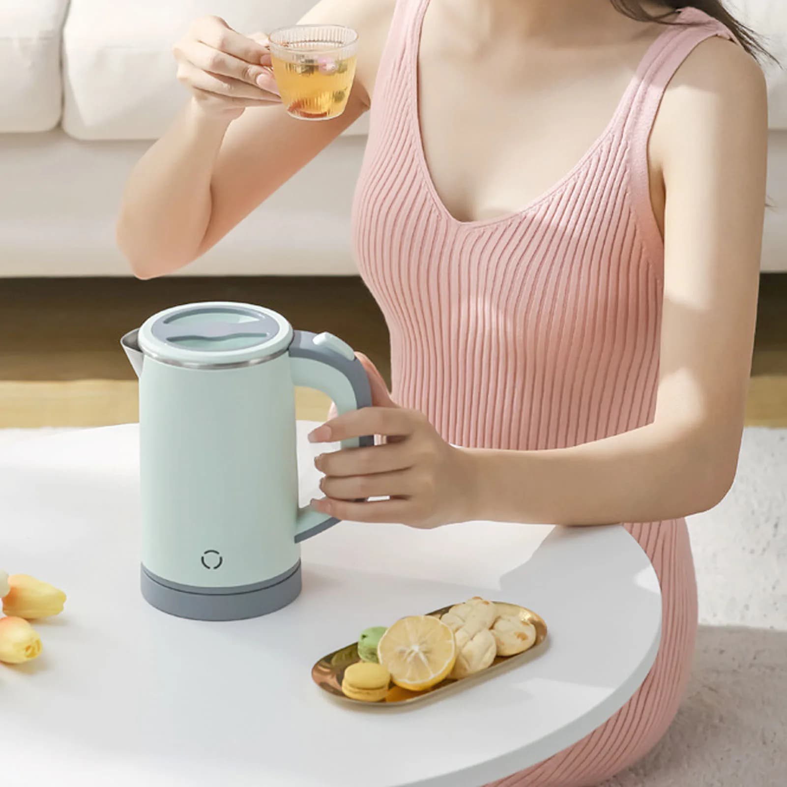 600 W Quick boiling electric kettle Stainless steel water kettle 0.8 liters Dry burner Safe for home use in Trave office.