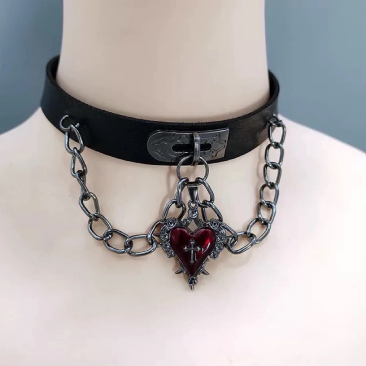 Collana girocollo in pelle PU con ciondolo a forma di cuore con catena in metallo punk gotico scuro europeo e americano