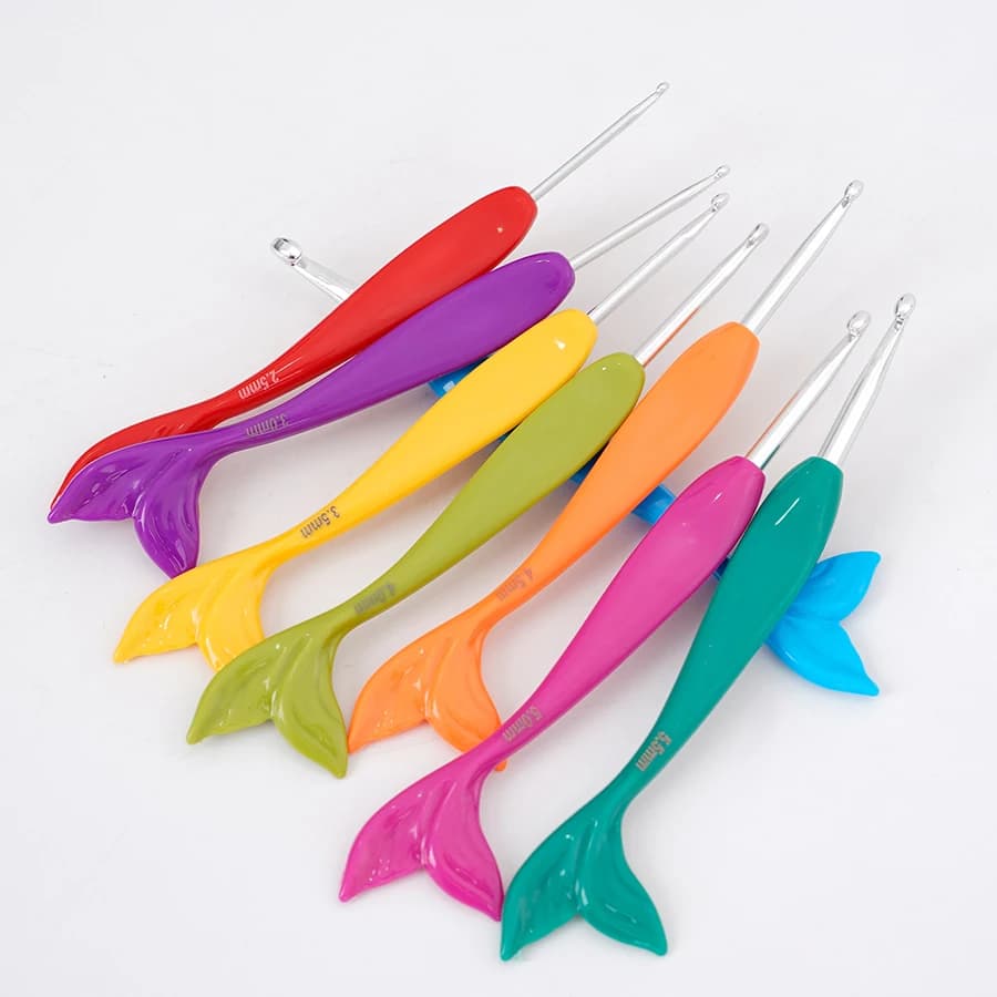 Set di 8 uncinetti con impugnatura morbida, antiscivolo, ergonomici a coda di pesce, per lavori a maglia fai da te e tessitura artigianale con filati