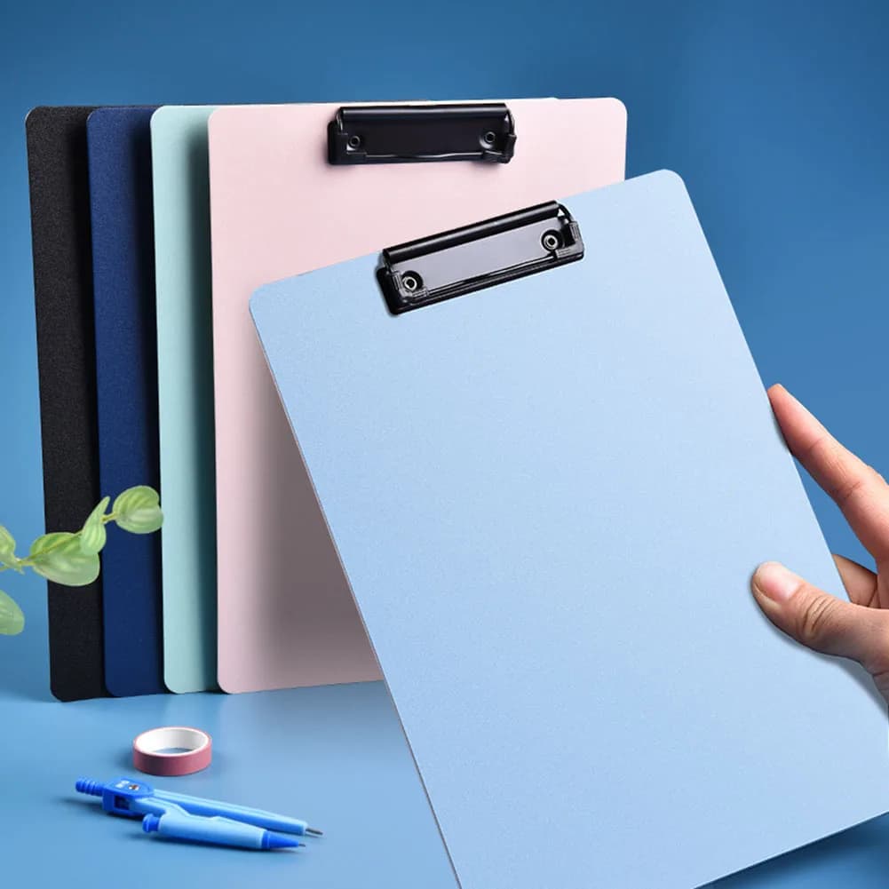 Appunti A4 per la scrittura di documenti per l'organizzazione dei documenti di Office. Lo spazio di archiviazione saldamente integrato mantiene organizzati documenti e penne
