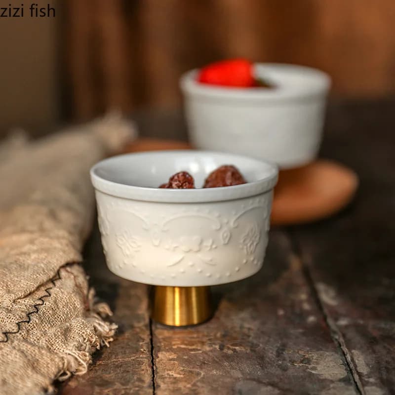 Piatto in ceramica con piede alto in rilievo Ciotola per snack creativa Ciotola per snack Piatto per frutta secca Piatto per noci Piatto per antipasti Stoviglie per cucina molecolare