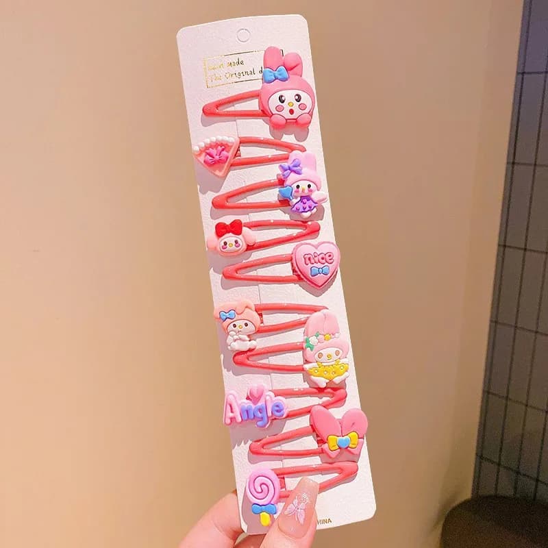 Hello Kitty Parent-Child Hair Clip Set is kawaii—cute and full of girly charm—making it perfect for everyday wear or a date.