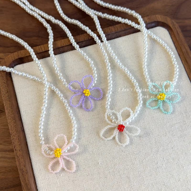 Collana Girocollo Delicata con Perle e Fiori di Perline, Fatta a Mano, Adjustable, Gioiello Versatile per Uso Quotidiano, Gift for Women
