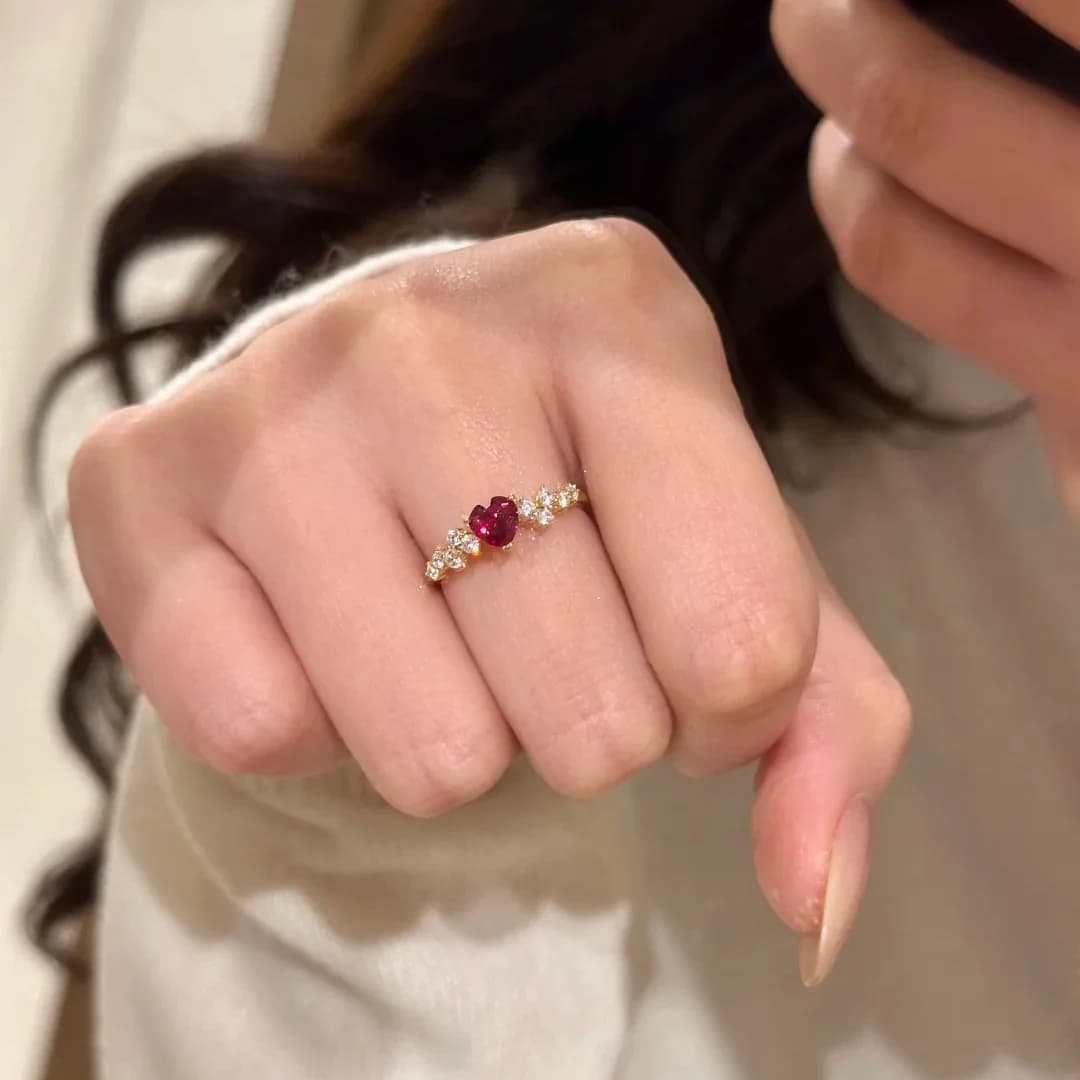 Vintage High-Carbon Diamond Little Red Heart Ring, Fashionable Light Luxury Diamond Heartbeat Ring for Women