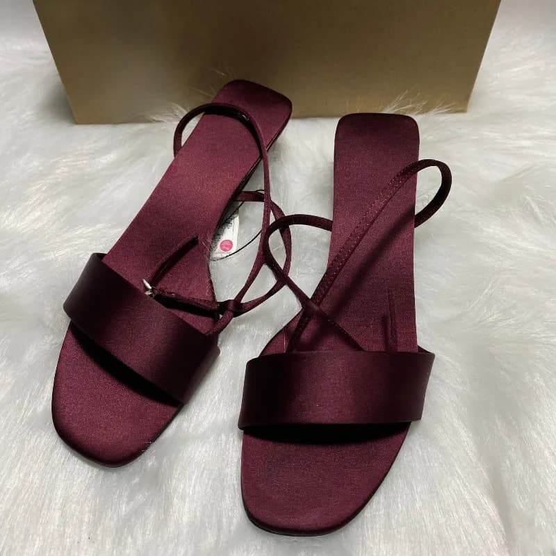 Sandali moderni da donna con cinturino alla caviglia in raso di lusso con tacco basso Sandali moderni estivi eleganti con punta aperta Designer di marca Scarpe da ufficio femminili di grandi dimensioni