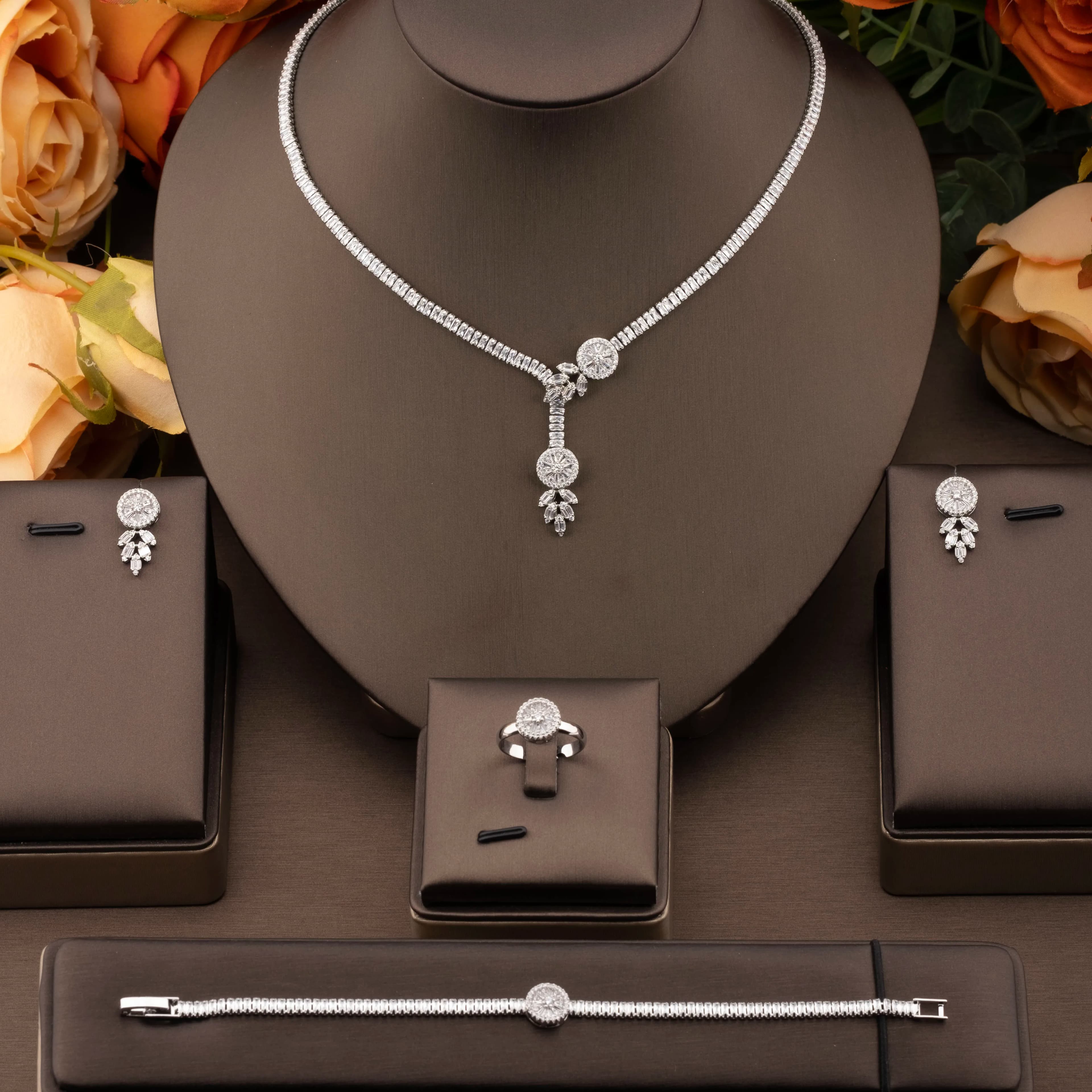 1 set di lussuosi set di gioielli con design a bottoni in zirconi scintillanti intarsiati adatti alle donne che indossano matrimoni e banchetti. Confezione regalo non inclusa