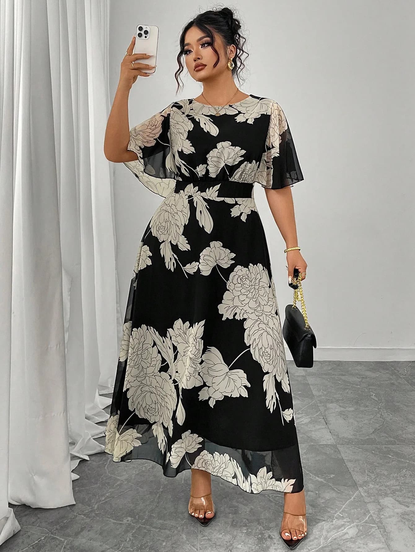 Elegante Abito Lungo in Chiffon Nero con Motivi Floreali, Maniche a Campana e Collo Rotondo