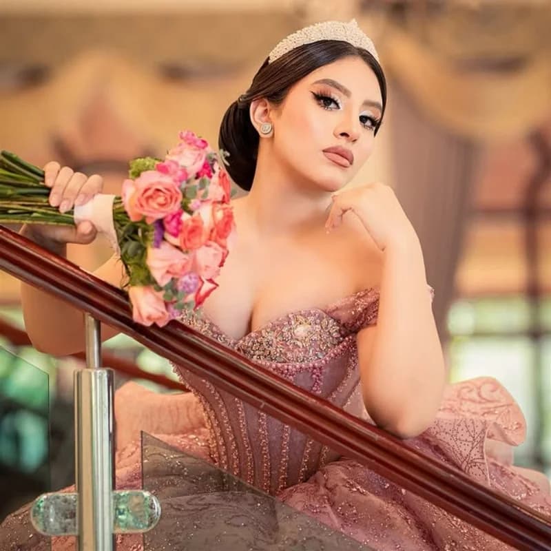 Abito Quinceanera rosa lucido personalizzato con spalle scoperte applique in cristallo Stratificazione di pizzo Fiocco Coda lunga abiti da 15 Quinceanera