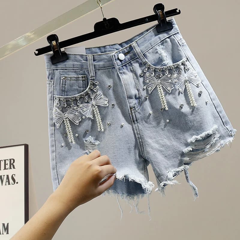 Shorts in denim a vita alta alla moda con gamba larga, decorazioni fatte a mano con perline e perforazioni, jeans in denim con perline.