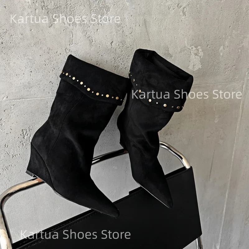 Stivaletti da donna in pelle scamosciata nera con dettagli borchiati Design a punta Stivaletti chic taglienti Feste casual autunnali Scarpe da donna quotidiane