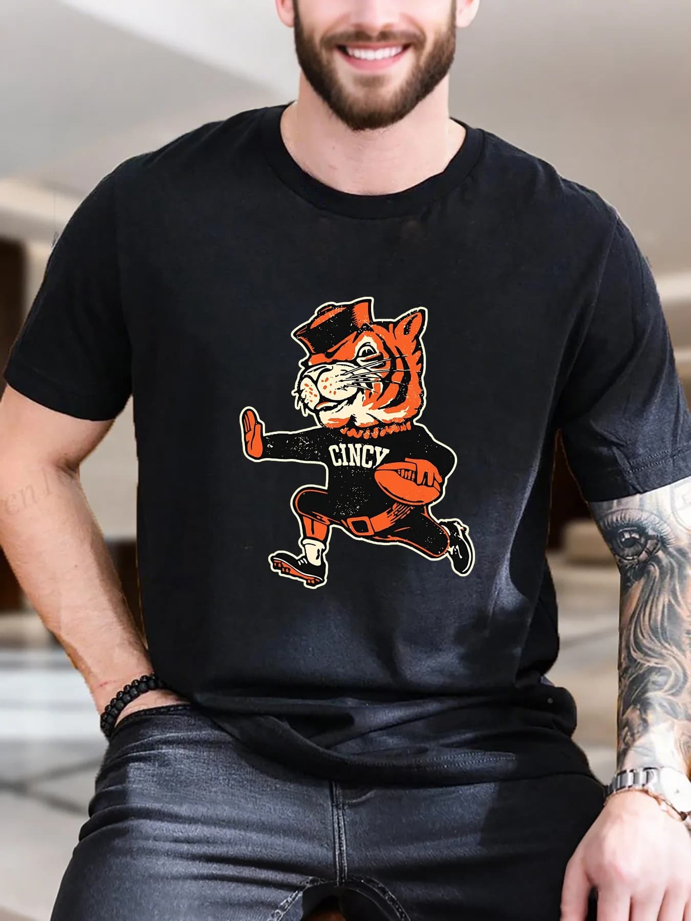 T-shirt stampata da uomo - 100% cotone, design traspirante della mascotte del calcio tigre, stile sportivo alla moda, abbigliamento comodo e casual per