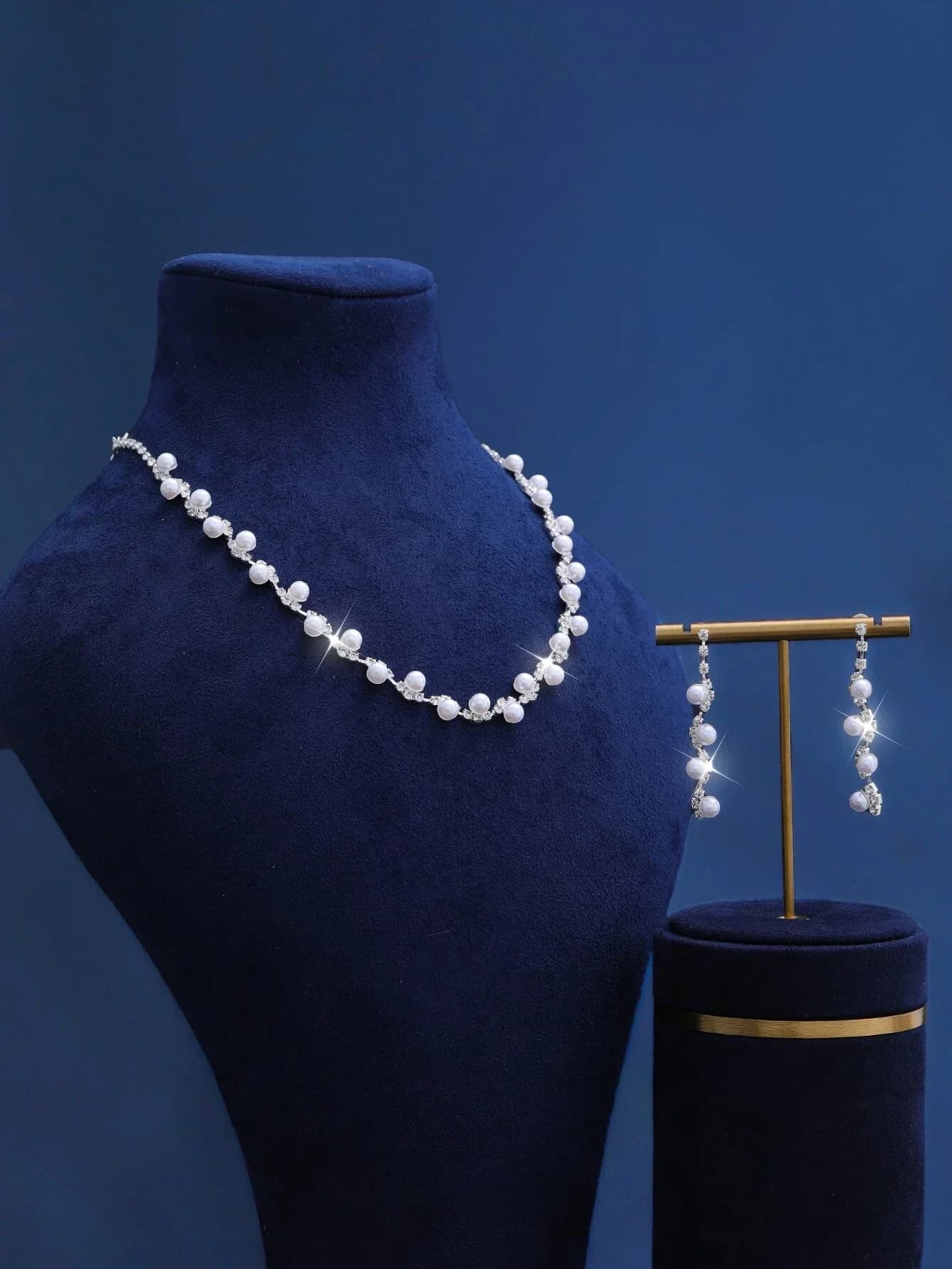 Set di gioielli in tre pezzi con perle e cristalli per donna: collana, orecchini, bracciale per matrimoni, feste e uso quotidiano.