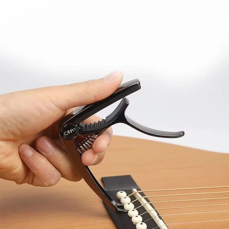 Eccellente Clip di Regolazione per Capotasto in Metallo per Chitarre Acustiche ed Elettriche, Basso, Ukulele con Portaplettro 1 Pezzo