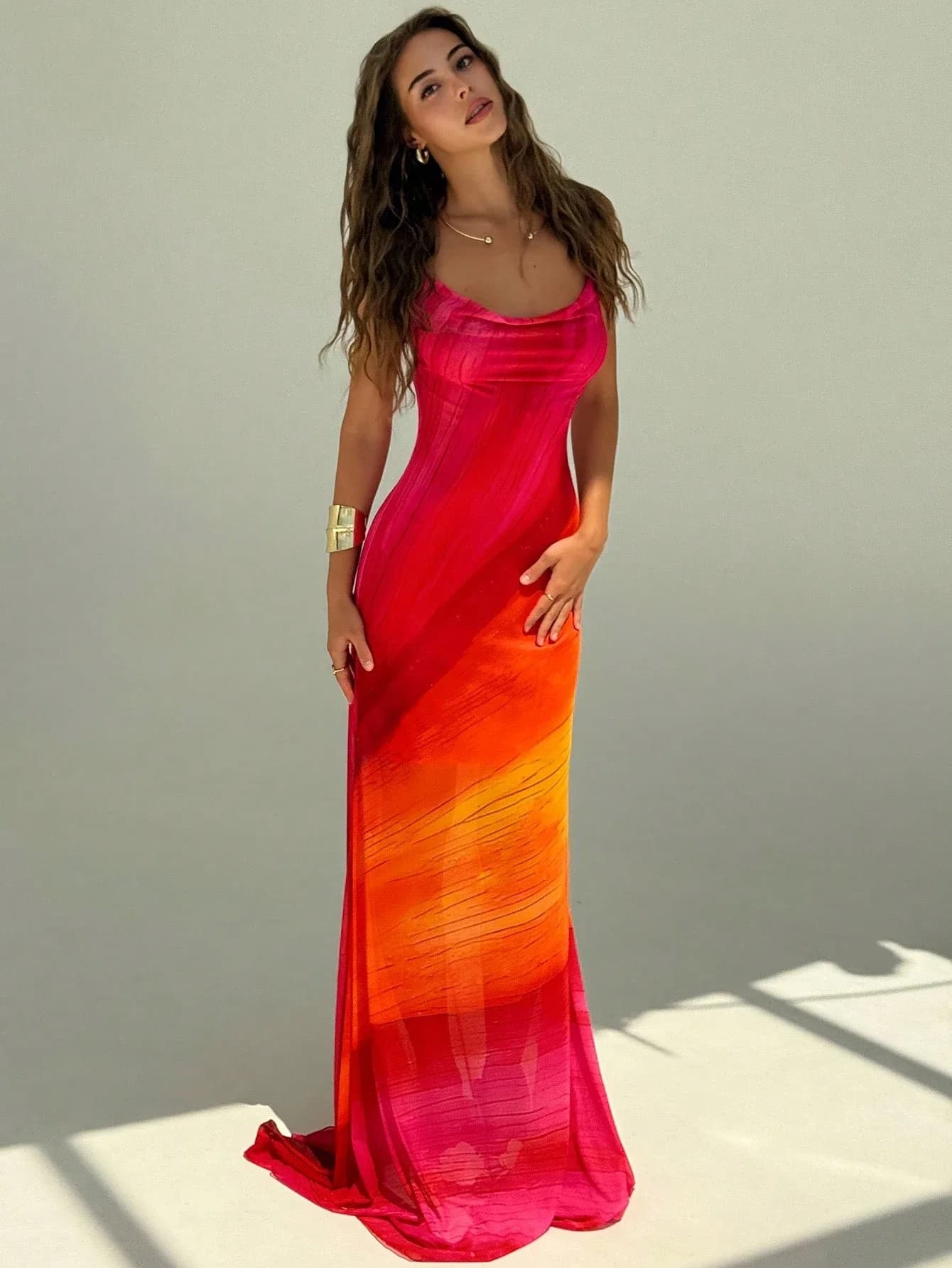 Abito lungo boho con schiena scoperta e rete arcobaleno per feste estive e balli di fine anno